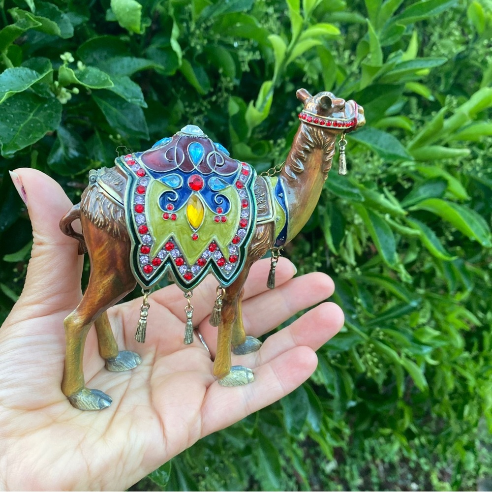Standing Camel Trinket Box. Hand Made with Swarovski Crystals Ciel Collectables